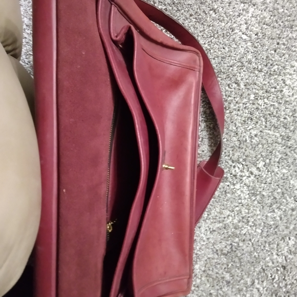 Authentic Coach bag with embossed serial number - Picture 4 of 4